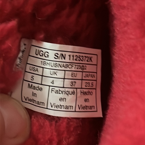 New UGGS red metallic. Size 5/37. But I wear a 6.5 and they fit me - Picture 3 of 4